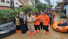 Anggota DPD RI  Lia Istifhama  saat di lokasi  terendam banjir bersama tim gabungan  (Foto Istimewa)