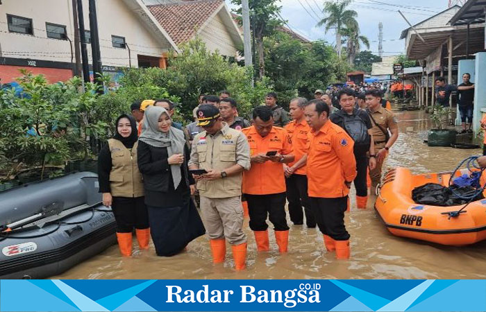 Anggota DPD RI  Lia Istifhama  saat di lokasi  terendam banjir bersama tim gabungan  (Foto Istimewa)