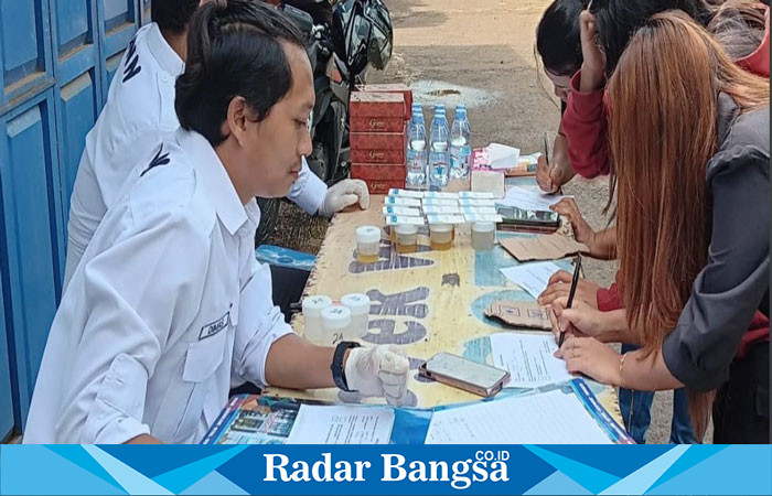 BNN Kendal melakukan tes urin petugas PT.KAI dan Penumpang di Stasiun Weleri Kabupaten Kendal. (RadarBangsa.co.id/rob).