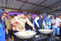 Pj  Gubernur Jawa Timur, Adhy Karyono, mendampingi Mensos RI, Saifullah Yusuf (Gus Ipul), meninjau lokasi bencana banjir serta posko pengungsian di Kabupaten Jombang dan Mojokerto, Sabtu (14/12) (hms)