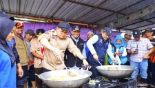 Pj  Gubernur Jawa Timur, Adhy Karyono, mendampingi Mensos RI, Saifullah Yusuf (Gus Ipul), meninjau lokasi bencana banjir serta posko pengungsian di Kabupaten Jombang dan Mojokerto, Sabtu (14/12) (hms)