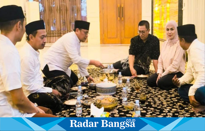 : Bupati Kendal terpilih Dyah Kartika Permanasari dan H Murdoko, silaturahmi ke Ponpes Al - Fadlu dua. Brangsong Kendal. (RadarBangsa.co.id/rob).