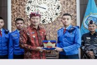 Bupati Lamongan, Yuhronur Efendi  menerima kunjungan sembilan siswa asal Lamongan dari SMA Taruna Nusantara (kelas sepuluh)  yang sedang melaksanakan kegiatan pesiar di Ruang Kerja Bupati Pemkab Lamongan Lt 3 (IST)