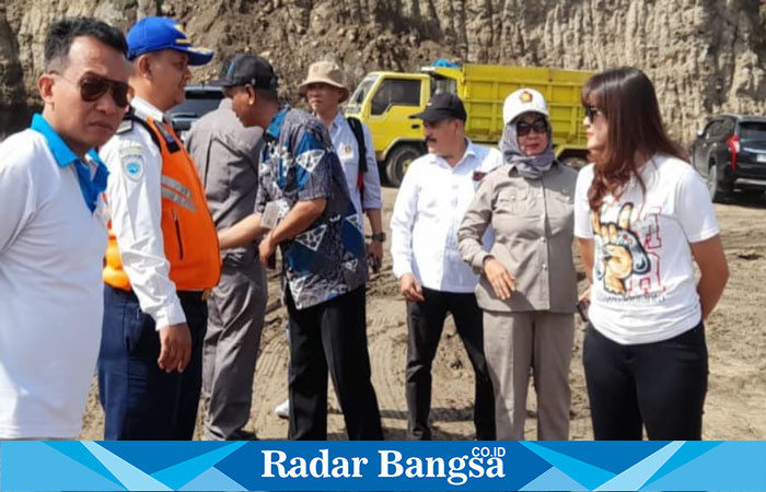 Ketua Komisi C DPRD Kendal, dan pihak terkait di area tambang  Desa Winong Pegandon Kendal. (RadarBangsa.co.id/Rbn).