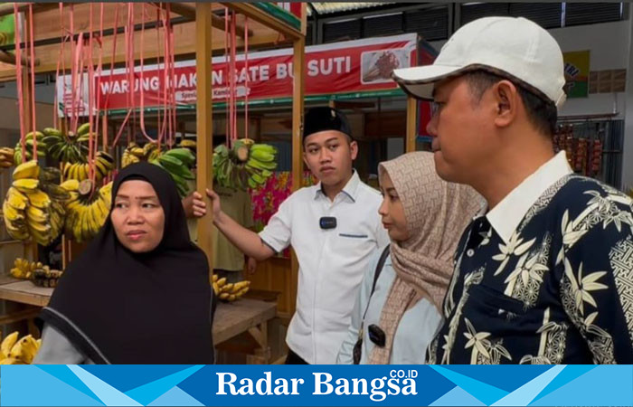 Rombongan DPRD Kabupaten Kendal, Sidak Pasar Weleri, Kendal setelah mendapat laporan.(RadarBangsa.co.id/Rob).