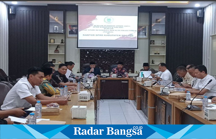 Direktur Pusdek, saat hearing dengan DPRD Kabupaten Malang beberapa waktu yang lalu (ist)