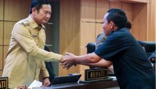 Bupati Lamongan Yuhronur Efendi  Rapat Paripurna di Gedung DPRD Lamongan yang berlangsung pada Senin (2/12/2024) (IST)