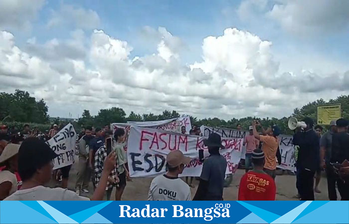 Warga dan mahasiswa protes di galian tambang galian C Desa Winong. (RadarBangsa.co.id).