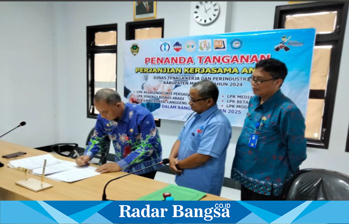 Disnakerperin Penandatanganan  MoU dengan enam LPK dan BLK   di Ruang Pertemuan Disnakerperin Kabupaten Madiun (ist)