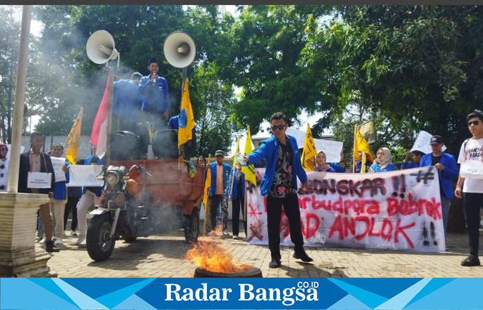 PMII Gruduk Disparbudpora Pacitan (Dok foto RadarBangsa.co.id/Yuan)