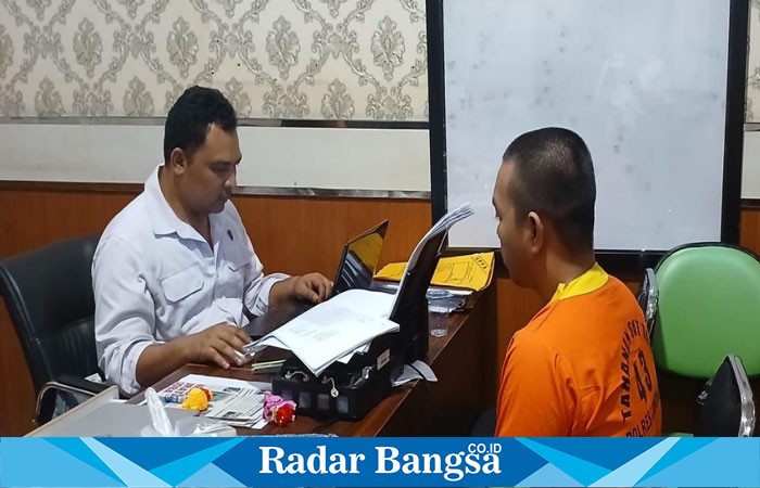 Pelaku saat di Mintai keterangan unit Reskrim Polres Lamongan (IST)