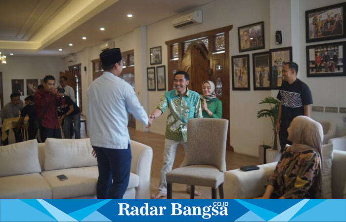 Kedatangan Calon Wakil Bupati Kendal terpilih, Benny Karnadi dengan istri Niken Larasati di sambut Bupati Kendal Dico M Ganinduto dirumah Dinas. Sedangkan Dyah Kartika sudah duduk di sofa (Dok Radarbangsa.co.id/Robin)