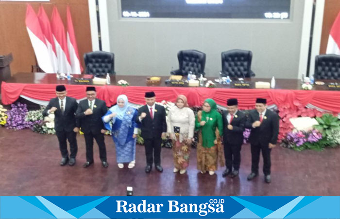  Ketua DPRD Batu H. Didik Subiyanto, SH, saat foto  bersama seusai mengambil sumpah jabatan pada ke 4 Anggota DPRD yang baru menerima PAW (Dok foto Istimewa)