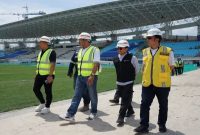 Perwakilan FIFA, bersama dengan pengurus PSSI  dan Bupati Lamongan, Yuhronur Efendi, melakukan pengecekan langsung  progres renovasi Stadion Surajaya Lamongan (IST)