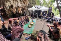 Ribuan warga tumpah ruah di kawasan wisata Goa Tabuhan, Desa Wareng, Kecamatan Punung menikmati kemeriahan  “Festival Pacitanian 2024” (Dok foto RadarBangsa.co.id/Yuan)