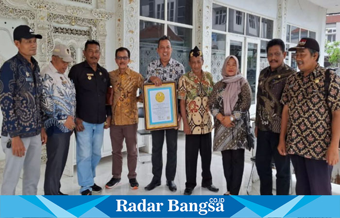 Dari sejumlah kades urutan ke lima Ketua Paguyuban (tengah Suyoto) membawa piagam penghargaan.(Radar Bangsa.co.id/Rob).