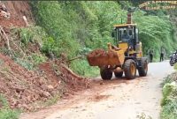 Alat berat dikerahkan untuk membersihkan material longsoran yang menutup jalan penghubung Desa Karangrejo dan Desa Karanggede di Kecamatan Arjosari (IST)