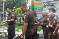 Kajari Lamongan, Rizal Edison saat membagikan kaos kepada masyarakat di depan Kantor Kejaksaan Lamongan, Senin (9/12) (Dok foto Istimewa)