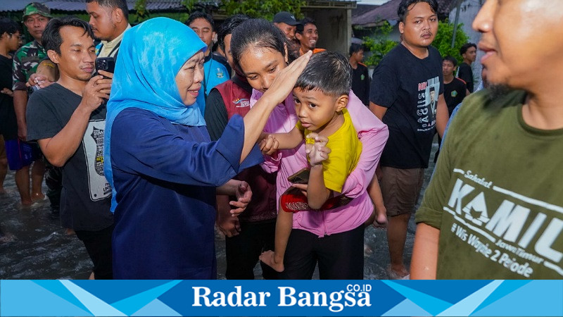 Khofifah menyapa warga desa Jombok korban banjir (hms)