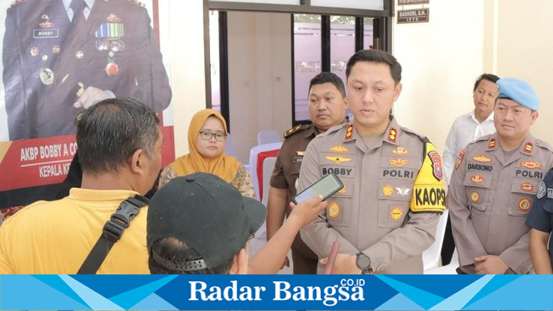 Kapolres Lamongan AKBP Boby  saat diwawancarai awak media (IST)