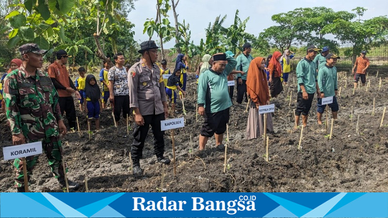 Kapolsek Bersama warga dan Pelajar MI Islamiyah saat menanam Lombok dihalaman MI Islamiyah  Plososetro (ist)