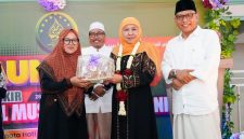 Calon Gubernur Jawa Timur Terpilih, Khofifah Indar Parawansa, hadir dalam acara Launching Majelis Dzikir Ahbabul Mustofa al-Hasani di Desa Karanganyar (ist)