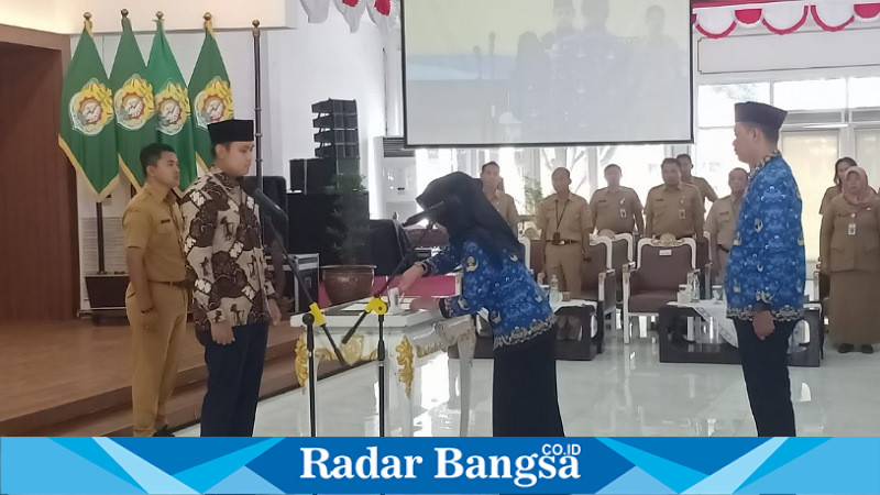 Prosesi Pelantikan melantik dan mengambil sumpah janji jabatan fungsional di Pemerintah Kabupaten Kendal. 
di Pendopo Tumenggung Bahurekso(RadarBangsa.co.id).