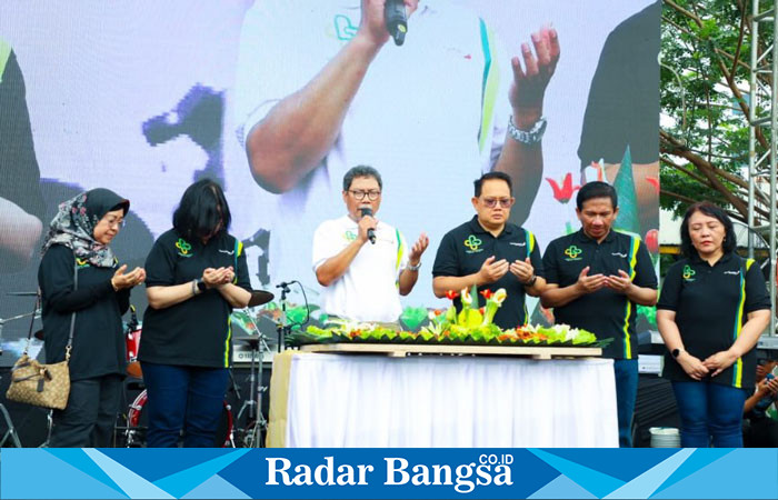 Pj. Gubernur Adhy, didampingi Direktur Utama RSUD Dr. Soetomo, Prof. Dr. Cita Rosita Sigit Prakoeswa, Plh. Sekdaprov Jatim, jajaran Kepala OPD Pemprov Jatim, Dekan Fakultas Kedokteran Universitas Airlangga, serta jajaran Wakil Direktur RSUD Dr. Soetomo saat potong tumpeng (IST)