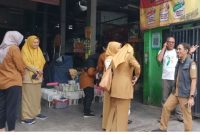 Kadisperindag Lamongan, Anang Taufik, memimpin langsung pelaksanaan pasar murah yang digelar di Pasar Sidoharjo, Lamongan (ist)