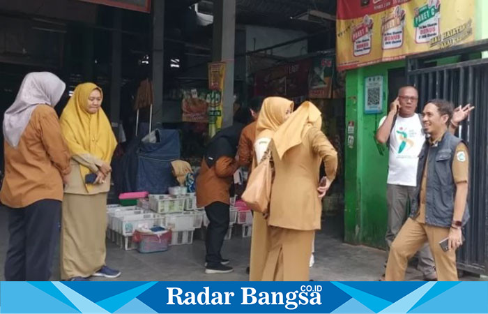 Kadisperindag Lamongan, Anang Taufik, memimpin langsung pelaksanaan pasar murah yang digelar di Pasar Sidoharjo, Lamongan (ist)