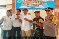 Ketua AKD Kecamatan Benjeng yang baru dan lama berfoto bersama Forkopincam (ist)