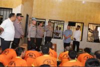 Kapolres Lamongan, AKBP Bobby A. Condroputra, S.H., S.I.K., M.Si., bersama Wakapolres Lamongan, Kompol Akay Fahli, S. Kom., S.I.K., melaksanakan kegiatan rutin pembinaan rohani dan mental bagi tahanan di Ruang Tahanan Polres Lamongan (ist)