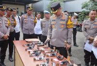 Kapolres Lamongan, AKBP Bobby A. Condroputra, S.H., S.I.K., M.Si., bersama Wakapolres Lamongan, Kompol Akay Fahli, S. Kom., S.I.K., memimpin kegiatan pemeriksaan senjata api (ist)