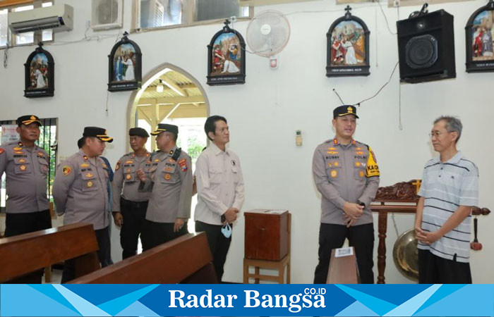 Kapolres Lamongan, AKBP Bobby A. Condroputra, S.H., S.I.K., M.Si., melakukan pengecekan kesiapan pengamanan di dua gereja, yaitu Gereja Santa Maria di Desa Bedahan, Kecamatan Babat (IST)