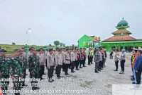 Kapolsek Tikung Polres Lamongan, IPTU Tulus Haryanto, S.E., M.H., memimpin apel pengamanan acara Sumber Jaya Motor Bersholawat  (Dok Polsek Tikung)