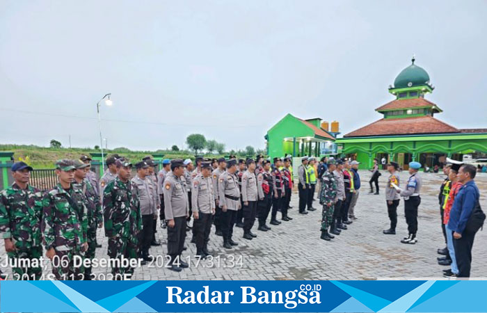 Kapolsek Tikung Polres Lamongan, IPTU Tulus Haryanto, S.E., M.H., memimpin apel pengamanan acara Sumber Jaya Motor Bersholawat  (Dok Polsek Tikung)