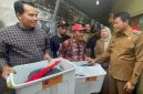 Plt. Bupati Sidoarjo H. Subandi bersama Kepala Pelaksana BPBD Sidoarjo, Mustain Baladan, mengunjungi lokasi kebakaran (IST)