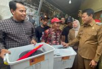 Plt. Bupati Sidoarjo H. Subandi bersama Kepala Pelaksana BPBD Sidoarjo, Mustain Baladan, mengunjungi lokasi kebakaran (IST)