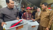 Plt. Bupati Sidoarjo H. Subandi bersama Kepala Pelaksana BPBD Sidoarjo, Mustain Baladan, mengunjungi lokasi kebakaran (IST)