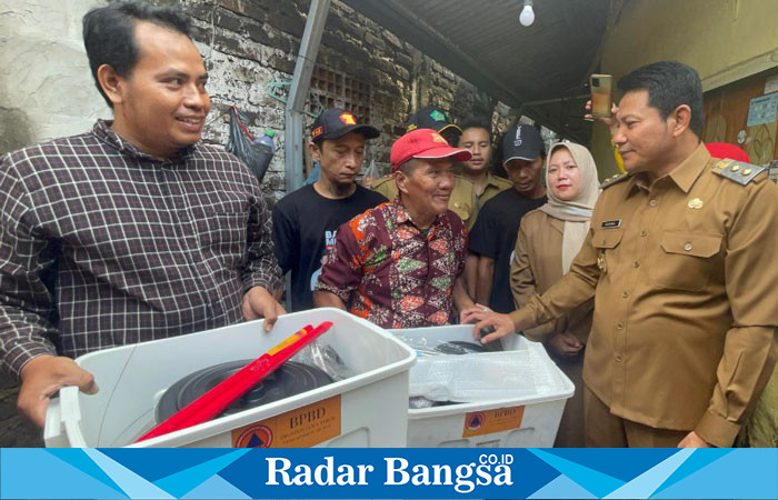 Plt. Bupati Sidoarjo H. Subandi bersama Kepala Pelaksana BPBD Sidoarjo, Mustain Baladan, mengunjungi lokasi kebakaran (IST)