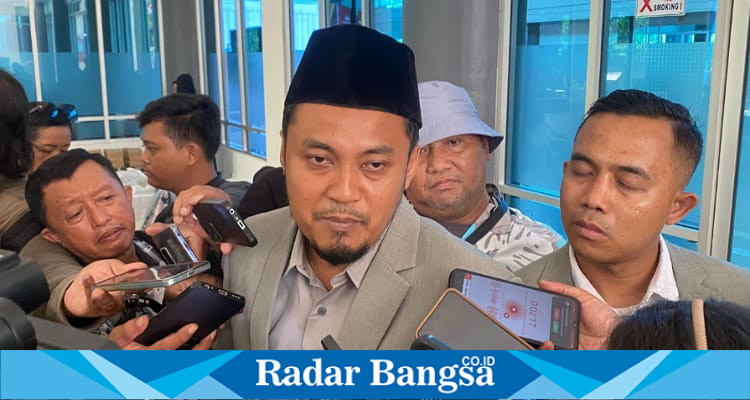 Nanang Qosim, Ketua KPU Kabupaten Kediri saat diwawancarai awak media, Selasa (03/12)