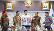 Ketua Umum Firdaus, menggelar audensi bersama Menteri Sosial Republik Indonesia, Drs. H. Saifullah Yusuf, di Ruang Kerja Menteri Sosial, Gedung Kementerian Sosial, Jakarta (hms SMSI Pusat)