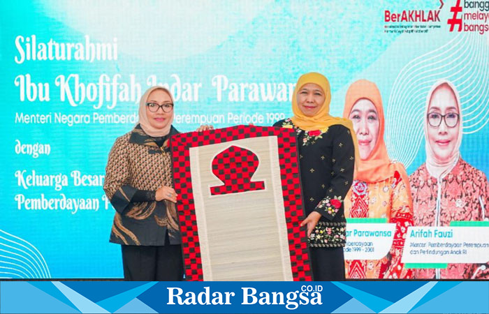 Khofifah Indar Parawansa, Gubernur Jawa Timur terpilih dan mantan Menteri PPPA, memberikan materi pembekalan kepada pimpinan tinggi madya dan pratama di Kementerian PPPA, yang berlangsung di Ruang Kartini Lantai 11, Gedung Kementerian PPPA (hms)