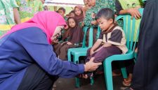 Calon Gubernur Jawa Timur terpilih, Khofifah Indar Parawansa, secara langsung menyalurkan bantuan berupa peralatan sekolah kepada 320 siswa dari SDN Rejoso Lor I-II, TK Dharma Wanita Persatuan I Rejoso, dan PAUD Bina Insani Rejoso (hms)