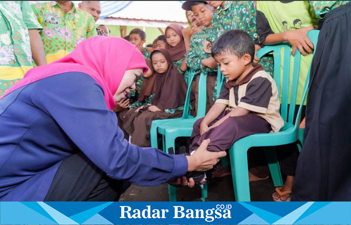 Calon Gubernur Jawa Timur terpilih, Khofifah Indar Parawansa, secara langsung menyalurkan bantuan berupa peralatan sekolah kepada 320 siswa dari SDN Rejoso Lor I-II, TK Dharma Wanita Persatuan I Rejoso, dan PAUD Bina Insani Rejoso (hms)