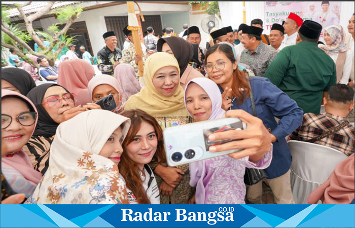 Calon Gubernur Jawa Timur terpilih, Khofifah Indar Parawansa, menghadiri acara Tasyakuran dan Doa Bersama yang diselenggarakan oleh Tim Pemenangan Khofifah-Emil di Jombang (hms)