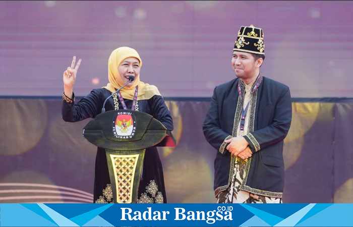 (kanan)  Calon Gubernur Jawa Timur terpilih, Khofifah Indar Parawansa, menyampaikan ucapan Selamat Tahun Baru 2025 (hms) 