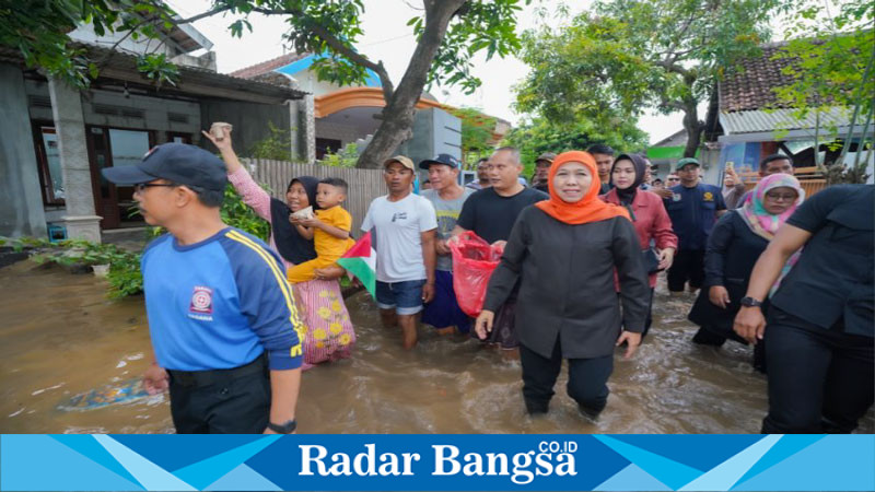 Khofifah Salurkan Bantuan untuk Warga Terdampak Banjir di Pasuruan, Siapkan Solusi Jangka Pendek dan Panjang