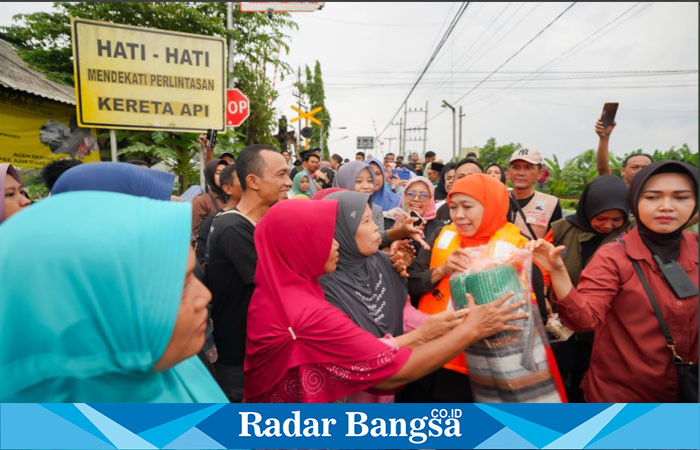 Calon Gubernur Jawa Timur terpilih, Khofifah Indar Parawansa, turun langsung ke lapangan untuk meninjau dan menyalurkan bantuan kepada warga yang terdampak banjir di Kabupaten Pasuruan (hms)