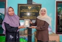 – Calon Gubernur Jawa Timur terpilih, Khofifah Indar Parawansa, mengunjungi TPQ) yang dinamai sesuai dengan nama suaminya, TPQ Indar Parawansa. TPQ ini terletak di Kampung Margo Utomo, Desa Prodo, Kecamatan Winongan, Kabupaten Pasuruan (hms)